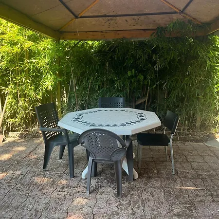 Holiday home Les Pieds Dans L'eau, Acces Prive Au Lacapelle-Viescamp