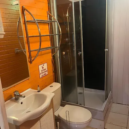 Chalet Les Pieds Dans L'Eau, Acces Prive Au Lac بيت للعطل *