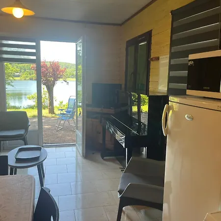 Chalet Les Pieds Dans L'Eau, Acces Prive Au Lac بيت للعطل