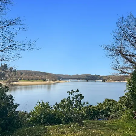 Prázdninový dům Les Pieds Dans L'eau, Acces Prive Au Lacapelle-Viescamp