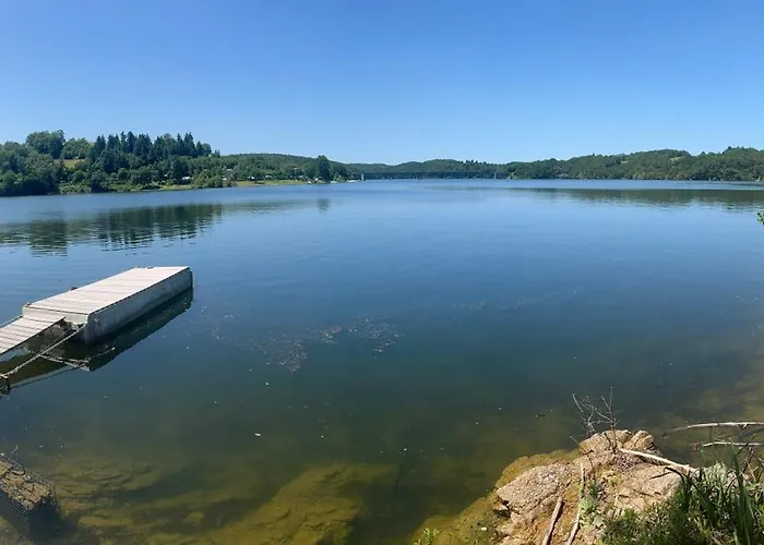 Holiday home Les Pieds Dans L'eau, Acces Prive Au Lacapelle-Viescamp