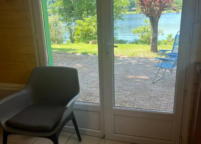 Holiday home Les Pieds Dans L'eau, Acces Prive Au