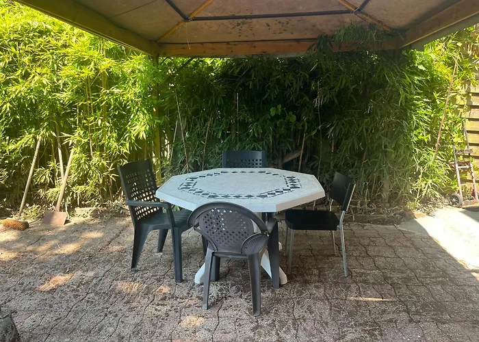 Holiday home Les Pieds Dans L'eau, Acces Prive Au Lacapelle-Viescamp