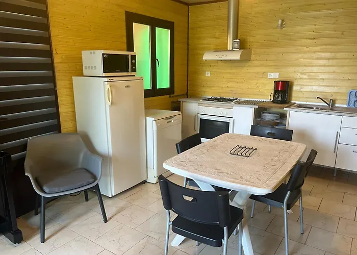 Holiday home Les Pieds Dans L'eau, Acces Prive Au Lacapelle-Viescamp