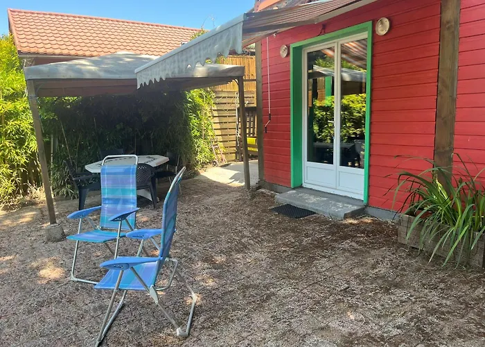 Holiday home Les Pieds Dans L'eau, Acces Prive Au Lacapelle-Viescamp