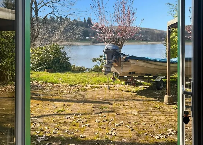 Holiday home Les Pieds Dans L'eau, Acces Prive Au Lacapelle-Viescamp