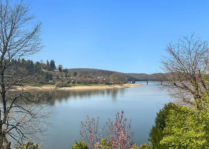 Les Pieds Dans L'eau, Acces Prive Au Lacapelle-Viescamp